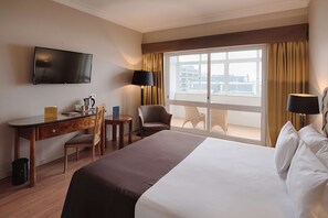 Superior-Zimmer, 1 Queen-Bett, Balkon, Meerblick | Allergikerbettwaren, Minibar, Zimmersafe, Schreibtisch