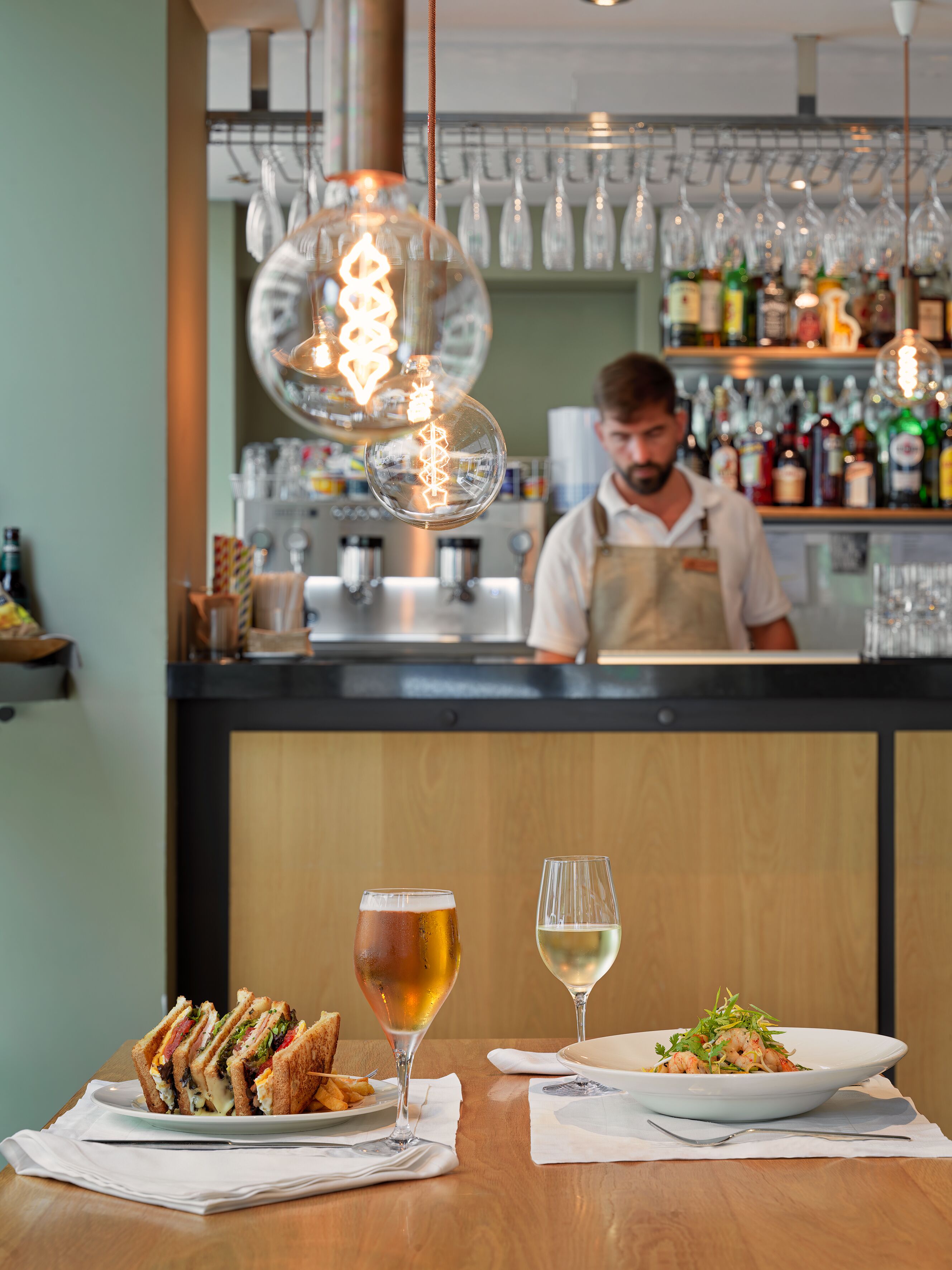 2 restaurants, breakfast served