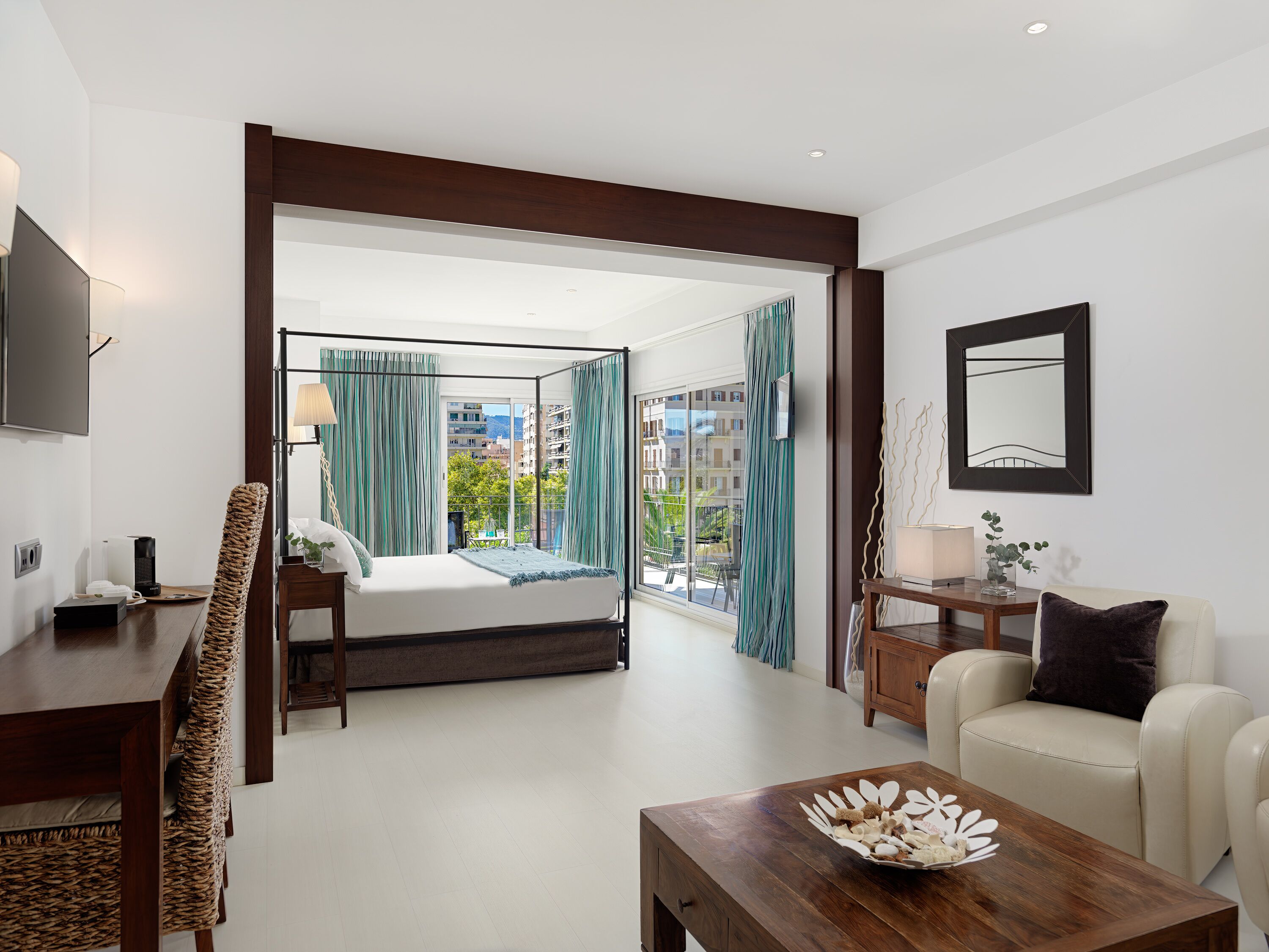 Suite clásica | Ropa de cama de alta calidad, minibar, caja fuerte y escritorio