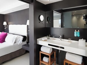 Executive Suite | Bathroom | Rainfall showerhead, free toiletries, hair dryer, slippers