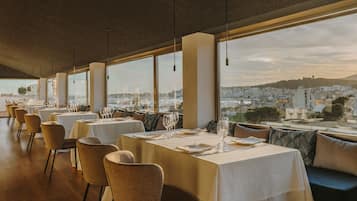 2 restaurants, breakfast served