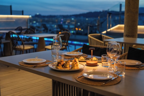 2 restaurants, breakfast served