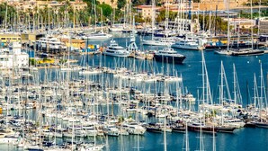 Un puerto deportivo lleno de numerosos veleros amarrados en un puerto.