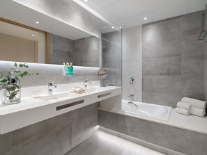 Rainfall showerhead, free toiletries, hair dryer, slippers - Hotel Saratoga (Palma de Mallorca)