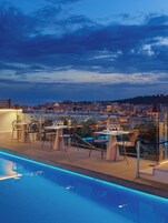 2 ravintolaa, joissa tarjoillaan aamiainen