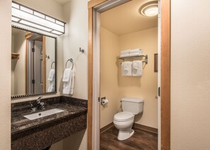 Habitación Deluxe | Baño | Tina con regadera, secadora de cabello, toallas, jabón