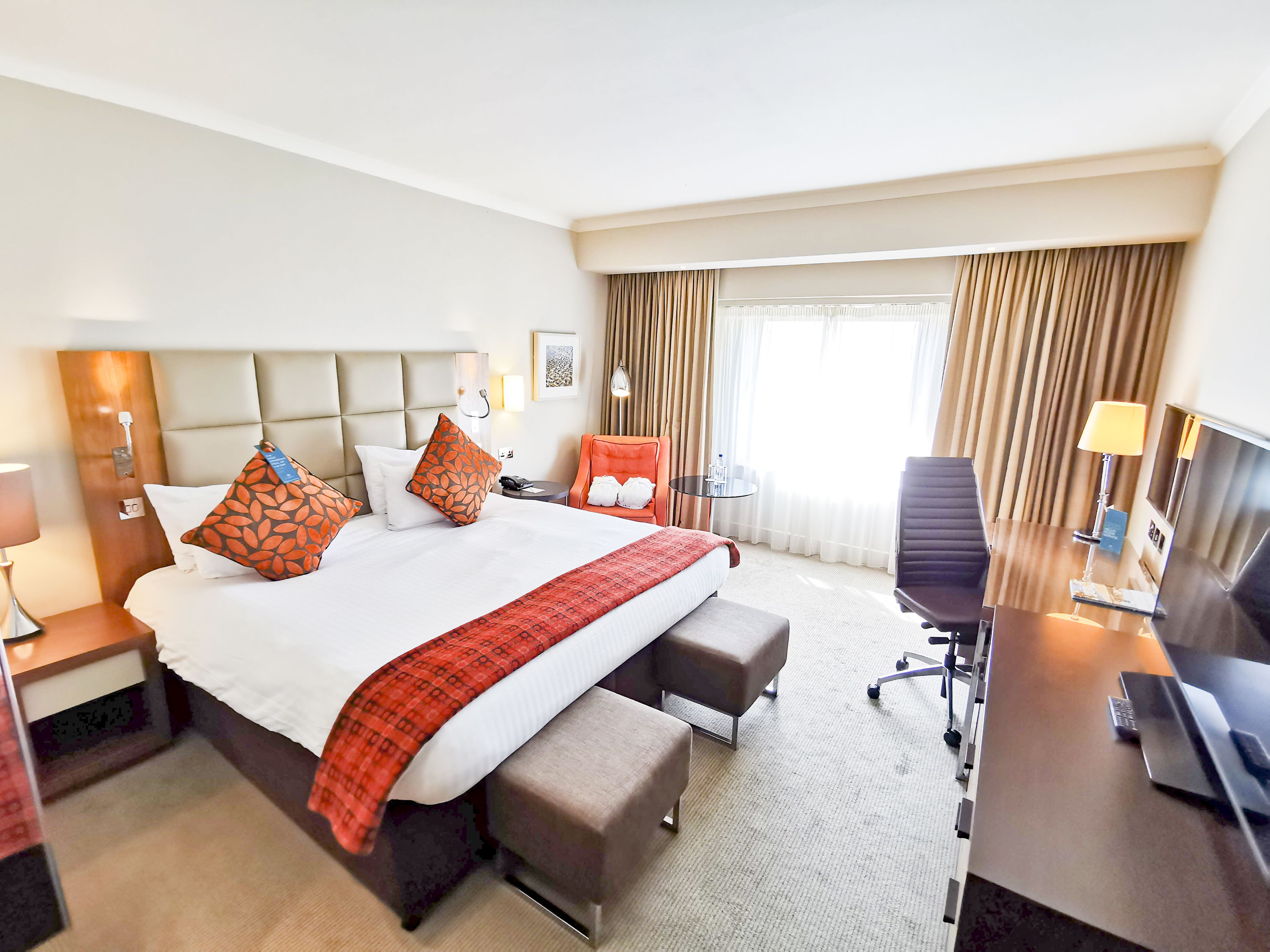 Een kluis op de kamer, een laptopwerkplek, een strijkplank/strijkijzer