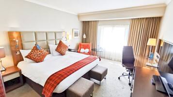 Een kluis op de kamer, een laptopwerkplek, een strijkplank/strijkijzer