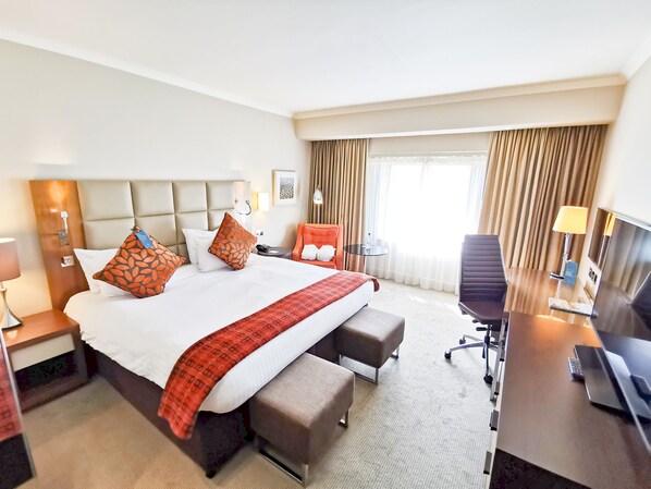 In-room safe, laptop workspace, iron/ironing board, free WiFi