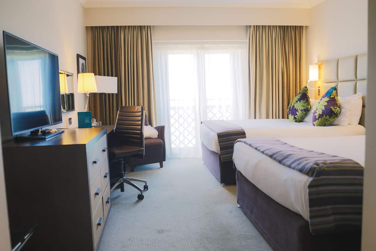 1 quarto, cofres nos quartos, espaço de trabalho para notebook