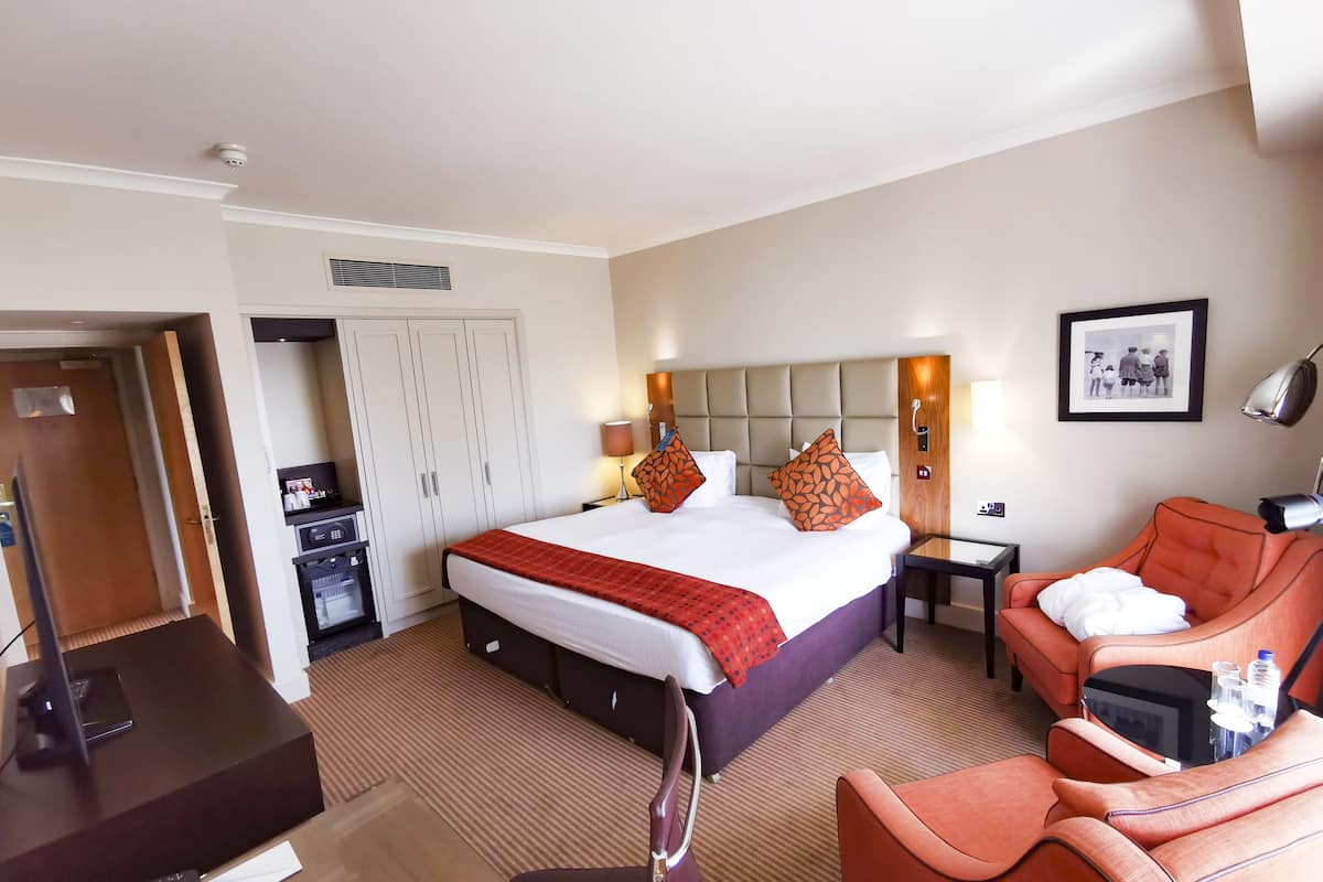 1 quarto, cofres nos quartos, espaço de trabalho para notebook