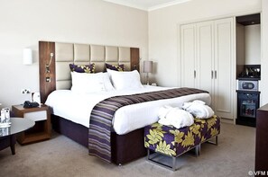 In-room safe, laptop workspace, iron/ironing board, free WiFi