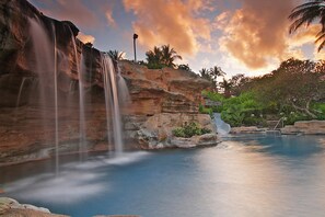 3 piscines extérieures, parasols, chaises longues