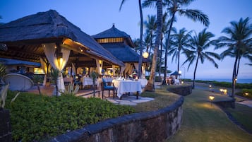3 restaurants, dinner served, international cuisine