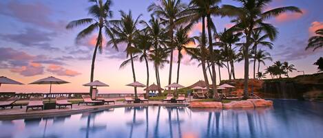 3 albercas al aire libre, sombrillas en la alberca y camastros