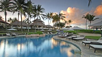 3 outdoor pools, pool umbrellas, sun loungers