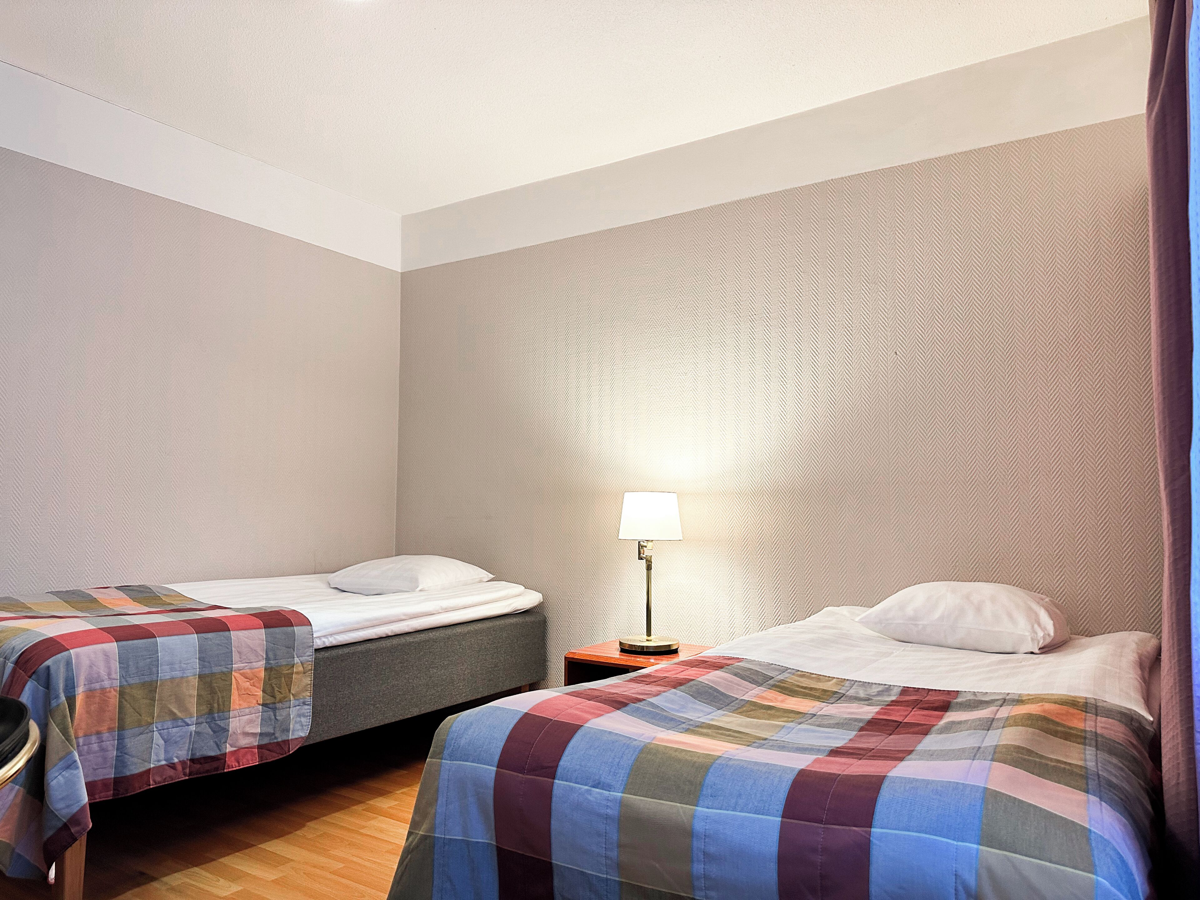 Twin Room | Desk, laptop workspace, bed sheets