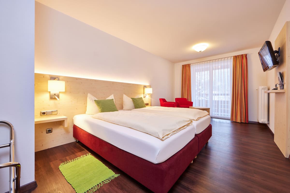 Deluxe Condo | 1 bedroom, hypo-allergenic bedding, pillowtop beds, in-room safe