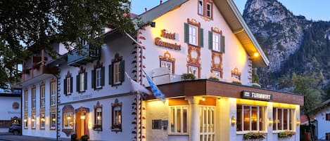 Vista frontal de la propiedad por la tarde o noche