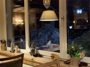 Petit déjeuner en libre-service (13.50 EUR par personne)