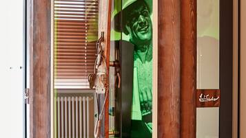 Un mueble de madera con puerta de cristal, con la etiqueta "ORIGINAL WORLD", que muestra un interior iluminado en verde y una fotografía visible.