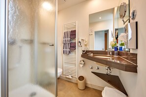 Superior Double Room | Bathroom - Zum Turm  -  Apartments und Gästezimmer (Oberammergau)