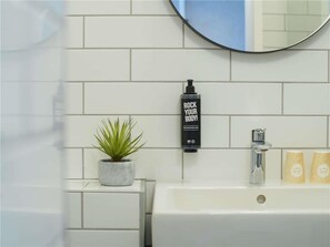 Combined shower/bathtub, eco-friendly toiletries, towels
