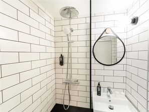 Combined shower/bathtub, eco-friendly toiletries, towels - Kyriad Paris Nord - Porte de Saint Ouen (Saint-Ouen)