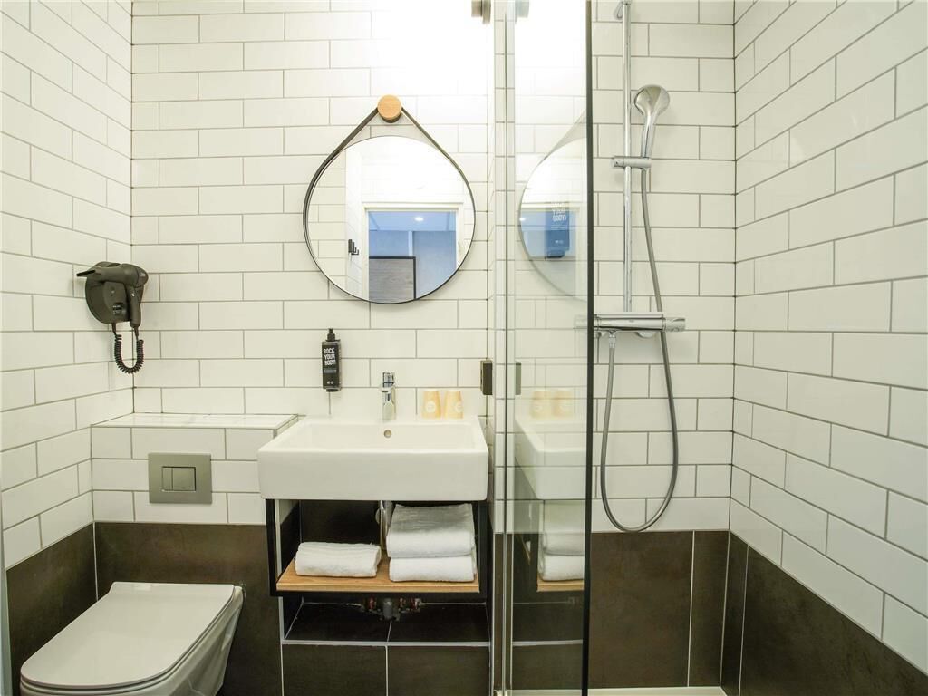 Ensemble douche/baignoire, articles de toilette écologiques