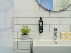 Kombinasi shower/bathtub dan perlengkapan kamar mandi ramah lingkungan