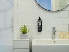 Kombinasi shower/bathtub dan perlengkapan kamar mandi ramah lingkungan