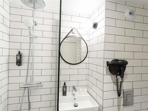 Combined shower/bathtub, eco-friendly toiletries, towels - Kyriad Paris Nord - Porte de Saint Ouen (Saint-Ouen)