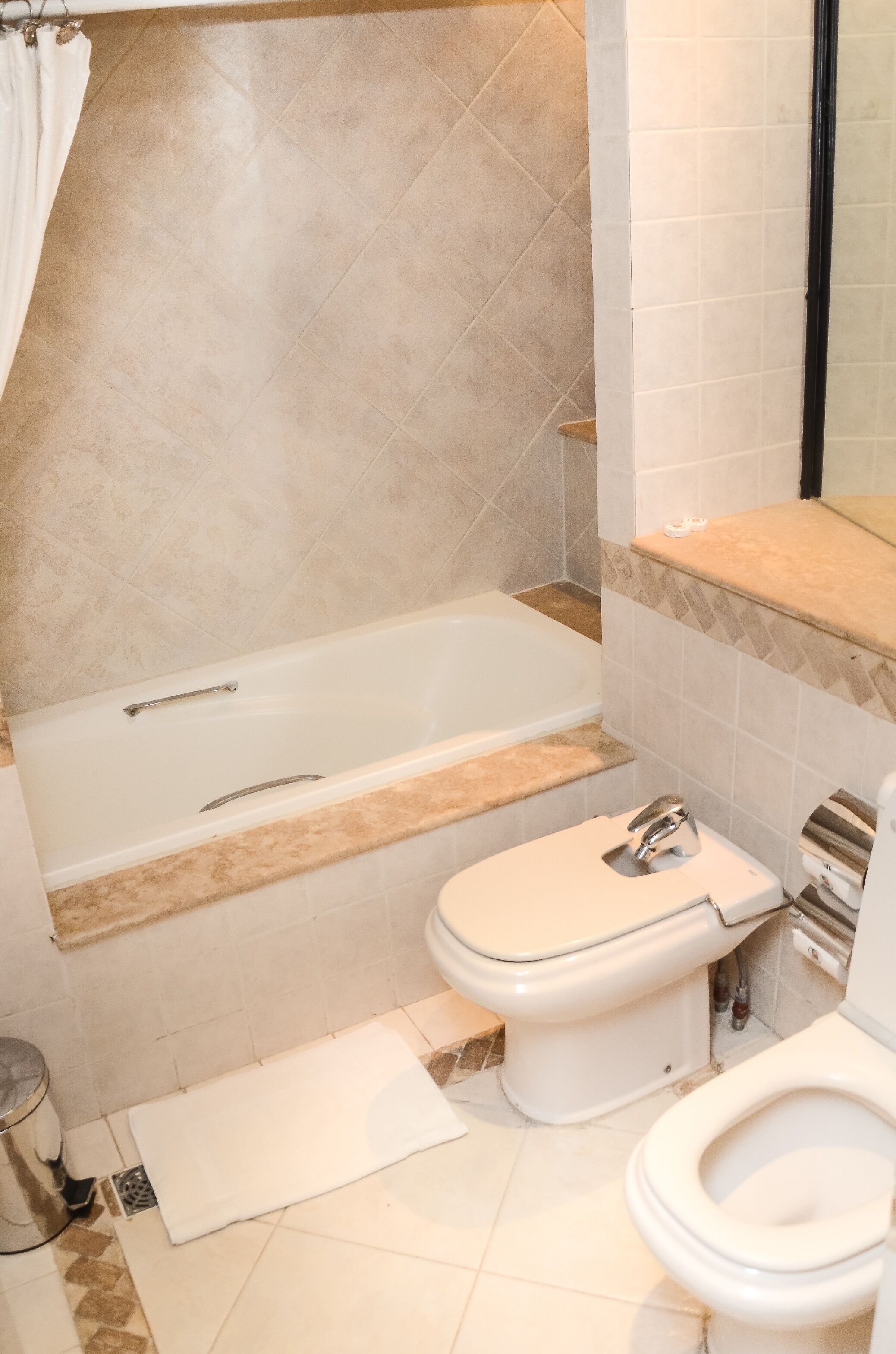 junior double room | bathroom | combined shower/bathtub, deep-soaking bathtub, rainfall showerhead