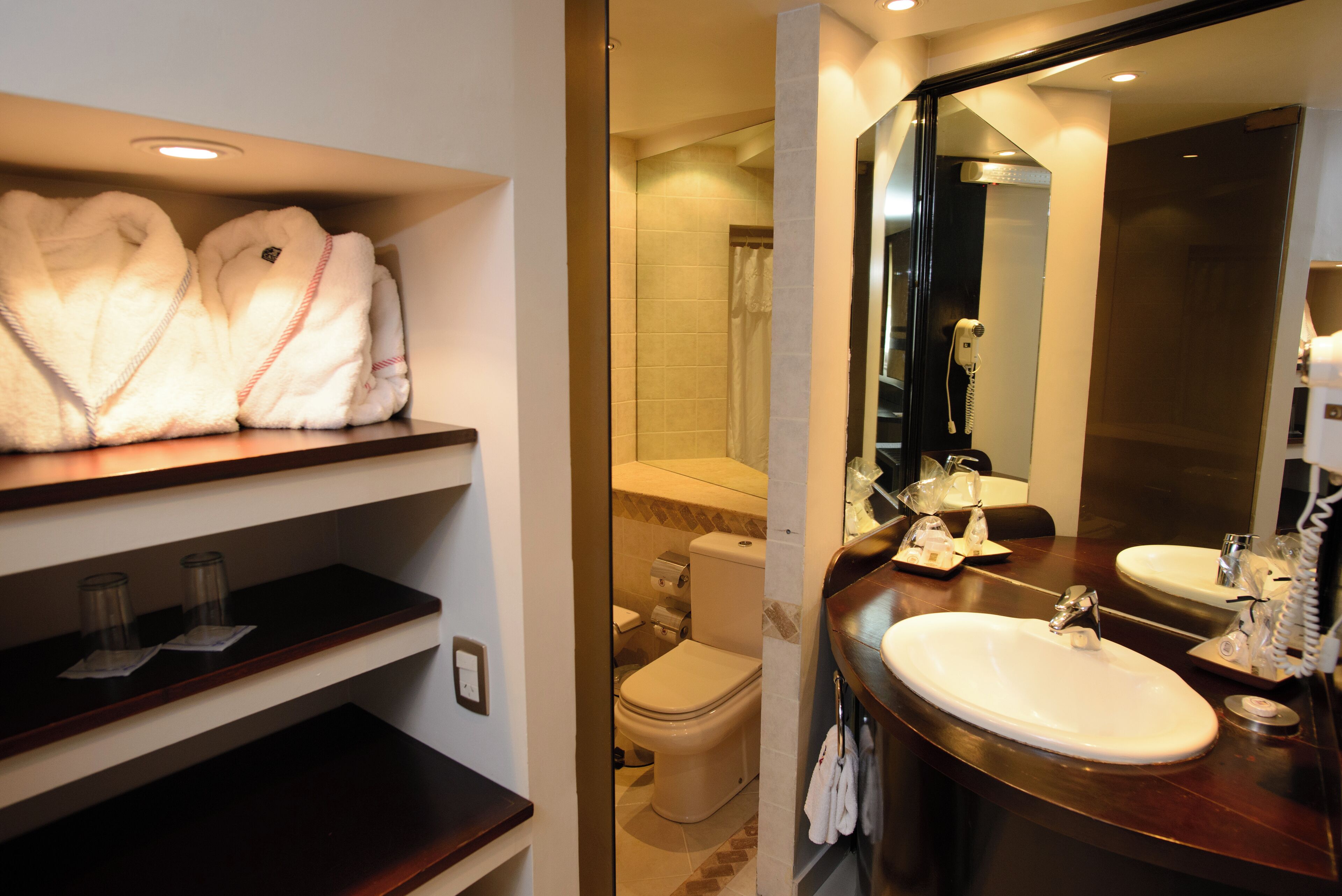 junior double room | bathroom | combined shower/bathtub, deep-soaking bathtub, rainfall showerhead