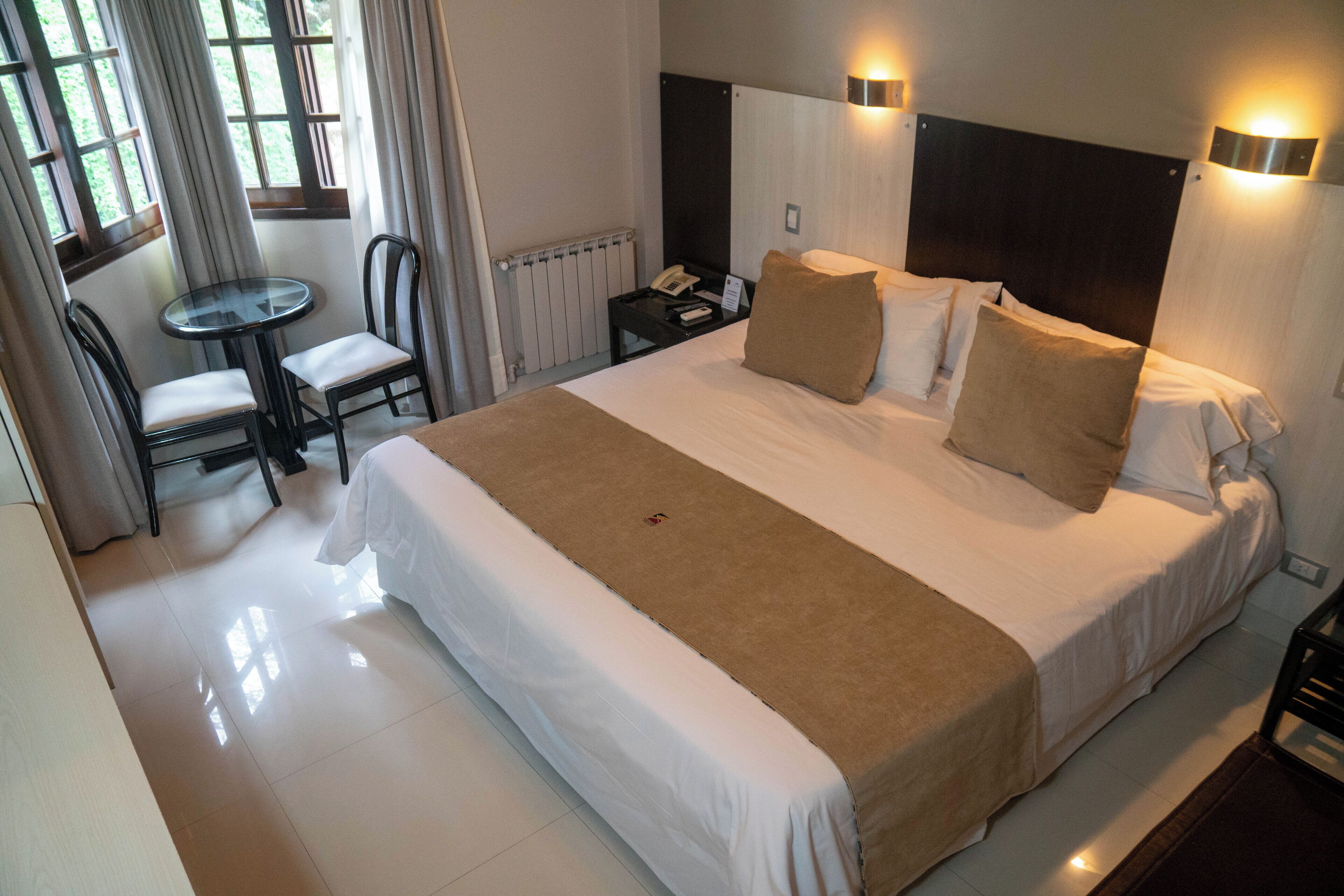 standard room, 1 queen bed | minibar, in-room safe, free wifi, bed sheets