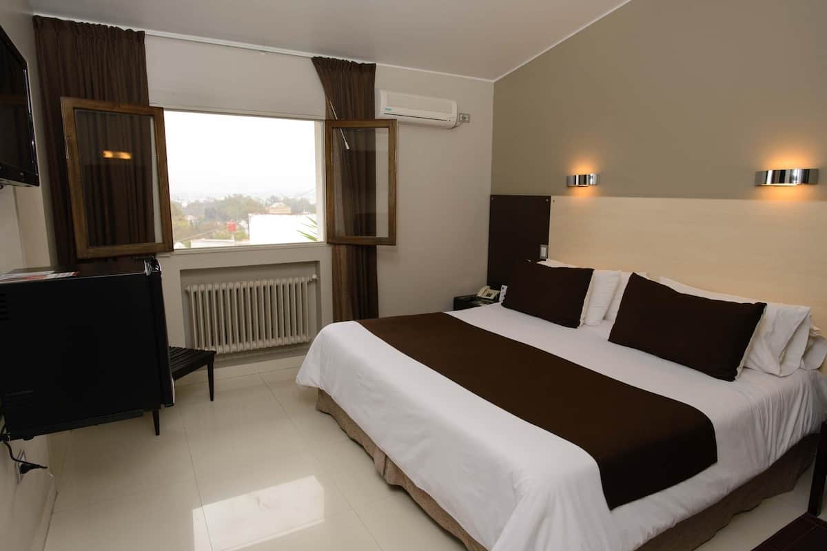 Minibar, Zimmersafe, kostenloses WLAN, Bettwäsche