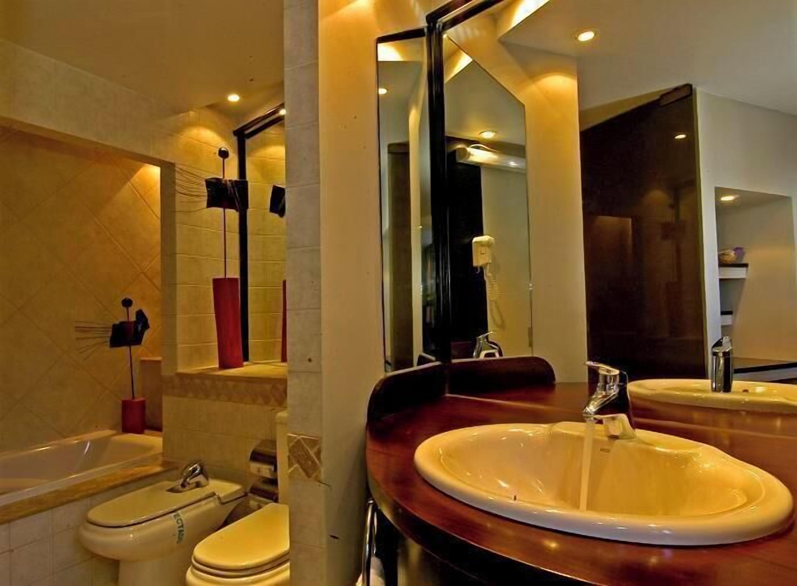 junior double room | bathroom | combined shower/bathtub, deep-soaking bathtub, rainfall showerhead