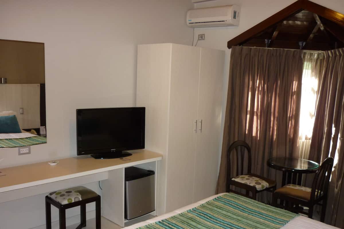 Standardzimmer, 1 Queen-Bett | Minibar, Zimmersafe, kostenloses WLAN, Bettwäsche