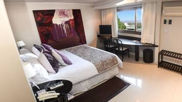 Minibar, caja de seguridad en la habitación, wifi gratis y ropa de cama