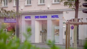 A hotel facade with the name "HOTEL DREI RABEN" in large letters.