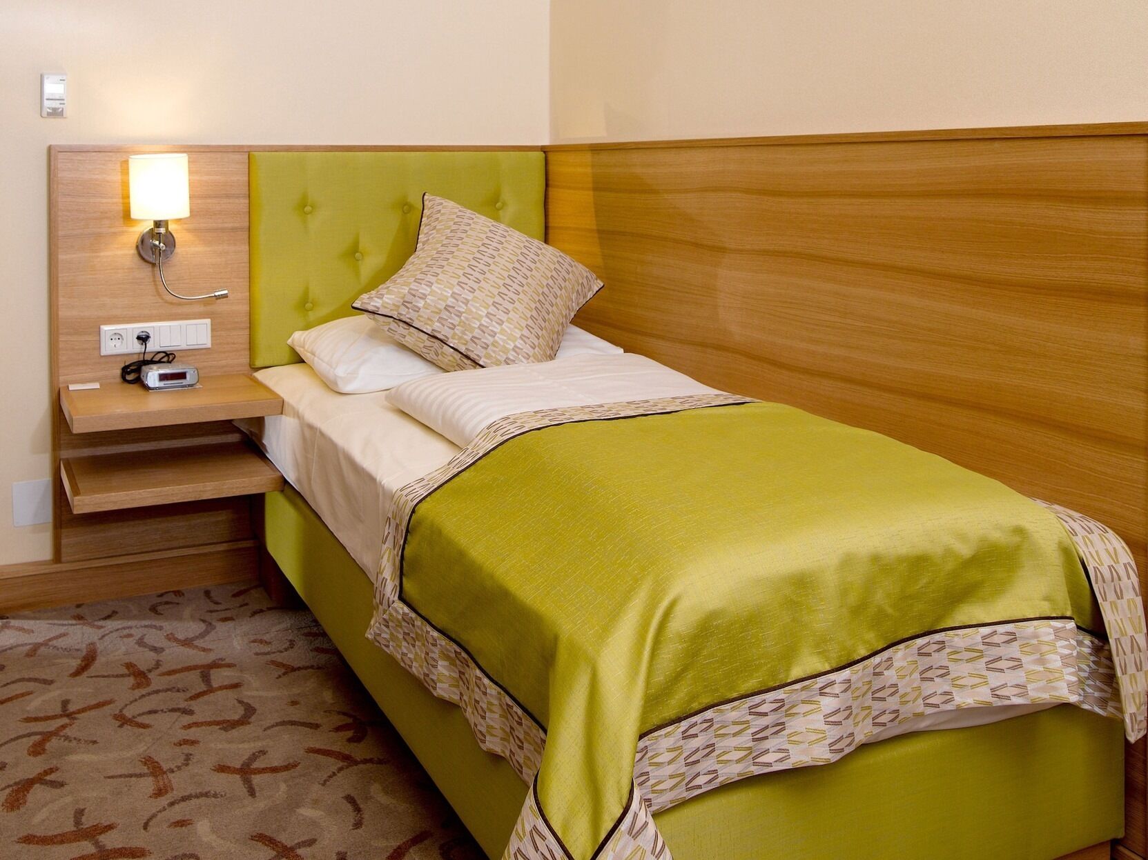 Minibar, coffres-forts dans les chambres, bureau, rideaux occultants