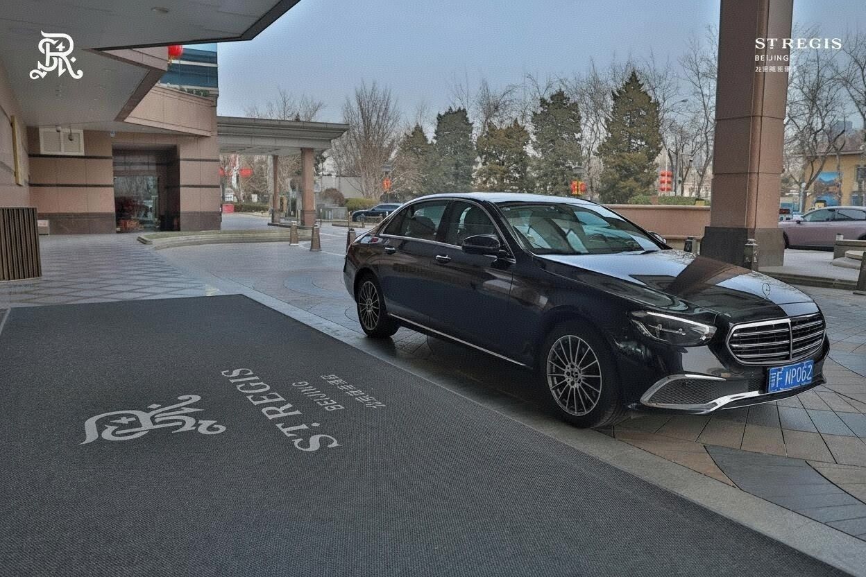 Une Mercedes-Benz noire était garée dans un espace de stationnement réservé, sur lequel était apposée une plaque indiquant « St Regis Beijing ».