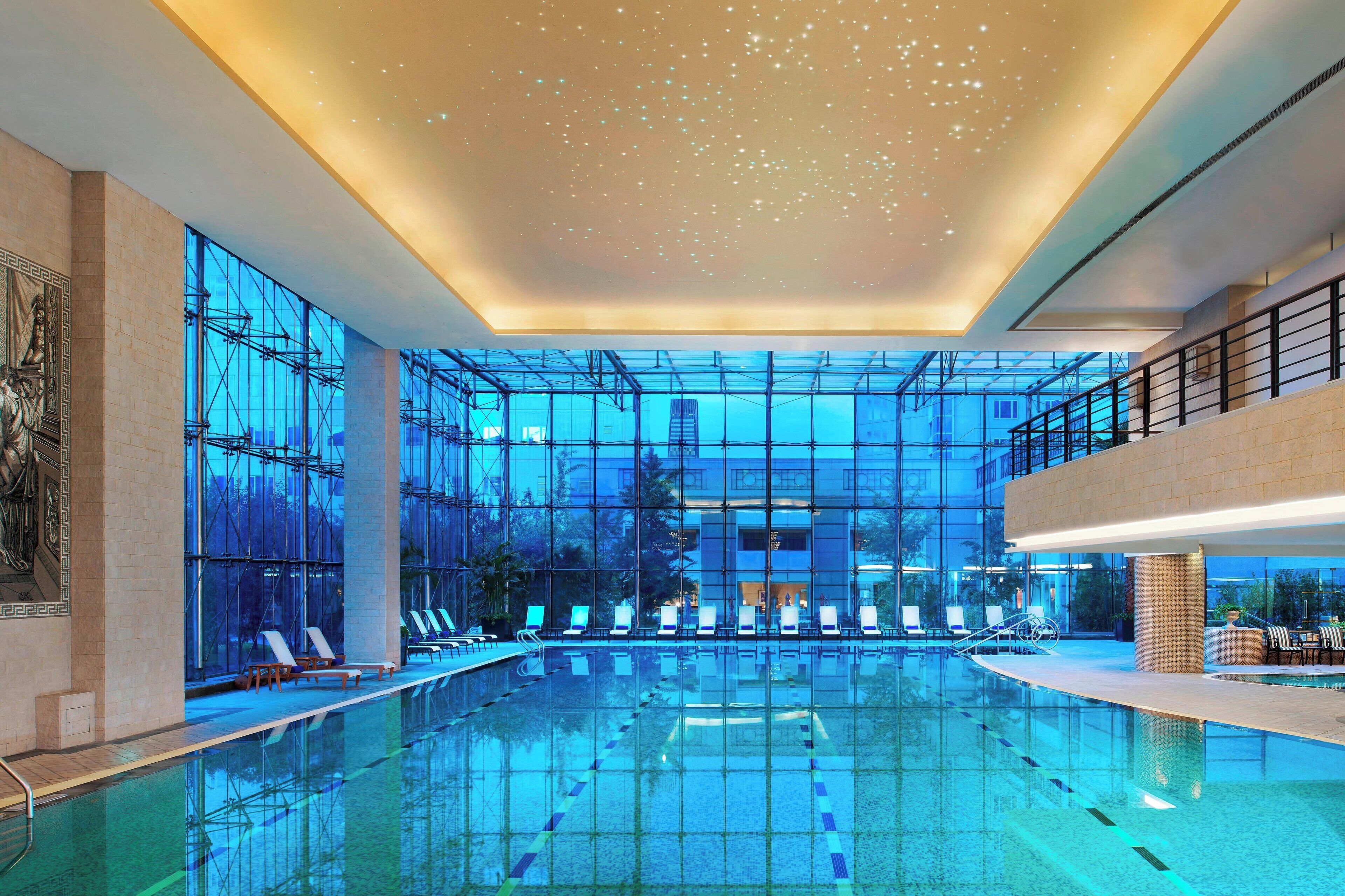 Piscine couverte, maîtres-nageurs sur place