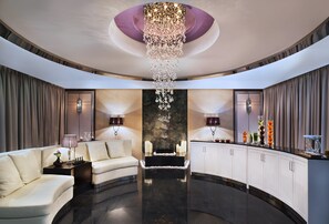 Hot tub, hot springs/mineral springs, body treatments, aromatherapy