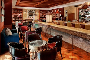 2 bars/lounges, lobby lounge