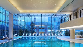 Hồ bơi trong nhà, nhân viên cứu hộ trong khuôn viên