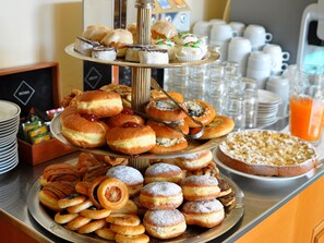 Café da manhã com buffet grátis todos os dias