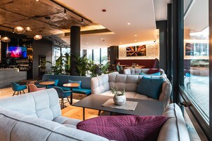 Se sirven almuerzos y cenas, cocina local e internacional