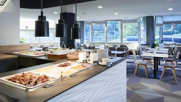 Café da manhã com buffet todos os dias (CZK 375 por pessoa)
