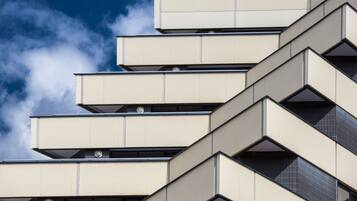Un bâtiment moderne doté de nombreux balcons et de grandes fenêtres.